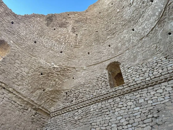 Atashkadeh, ya da Atashgah ya da Dar-e-Mehr, dini bir binanın bir çeşit Zoroastrian ibadet evi olduğu söylenir.