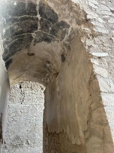 Atashkadeh, ya da Atashgah ya da Dar-e-Mehr, dini bir binanın bir çeşit Zoroastrian ibadet evi olduğu söylenir.