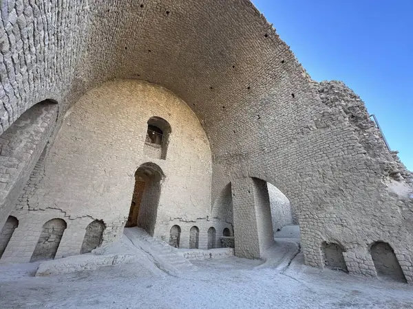 Atashkadeh, ya da Atashgah ya da Dar-e-Mehr, dini bir binanın bir çeşit Zoroastrian ibadet evi olduğu söylenir.