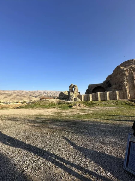 Atashkadeh, ya da Atashgah ya da Dar-e-Mehr, dini bir binanın bir çeşit Zoroastrian ibadet evi olduğu söylenir.