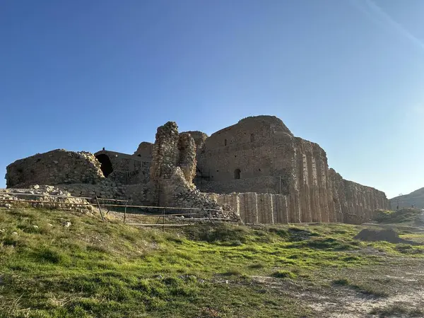 Atashkadeh, ya da Atashgah ya da Dar-e-Mehr, dini bir binanın bir çeşit Zoroastrian ibadet evi olduğu söylenir.