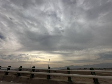 Denizin üzerinde güzel bir gün batımı