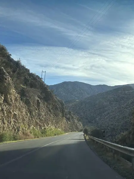 Arka planda dağ olan bir yol.