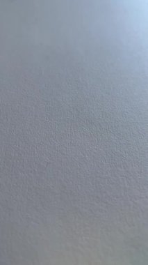 Mekanik kalem beyaz kağıda dalgalı bir çizgi çiziyor.