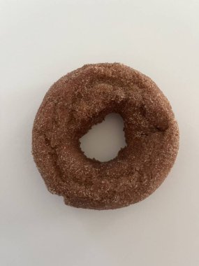 Beyaz arkaplanda tarçınlı çörek