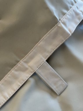 Eteklerinde bir sekme olan bronz kumaş parçacıkları.