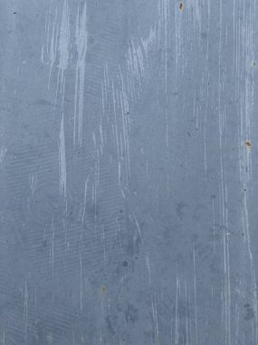 Çizik izleri ve çizik izleri olan metalin yakın çekimi.