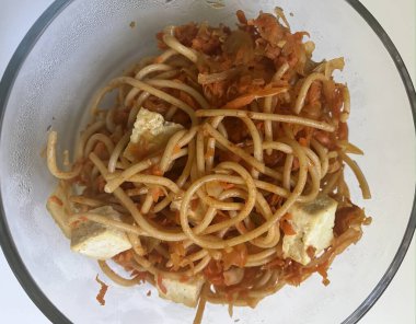 Tofulu bir kase erişte.