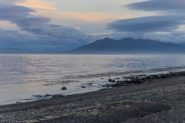 Pasifik Okyanusu 'ndaki bir ada Patagonya' da bir plajdan görülüyor.