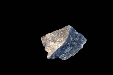 Siyah arkaplanda sodalit cevheri