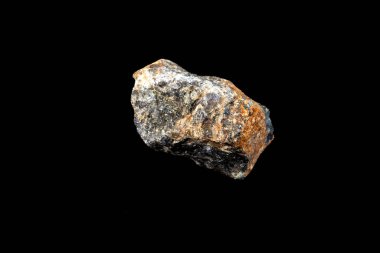 Siyah arkaplanda kordierit