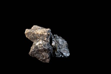 siyah arkaplanda ilmenit cevheri