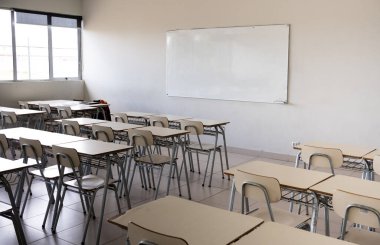 Gün boyunca boş sınıf