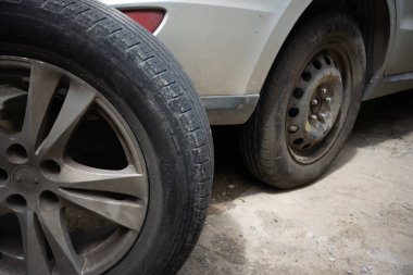 Yedek lastiği olan araba patlamış.