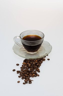 Kahve çekirdekli, fotokopi alanlı bir fincan kahve.