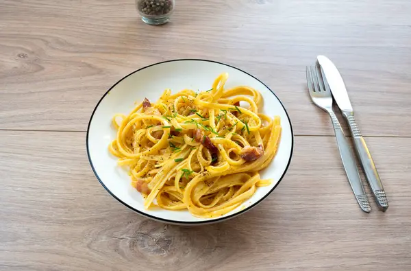 Parmesanlı ve biberli ev yapımı makarna.