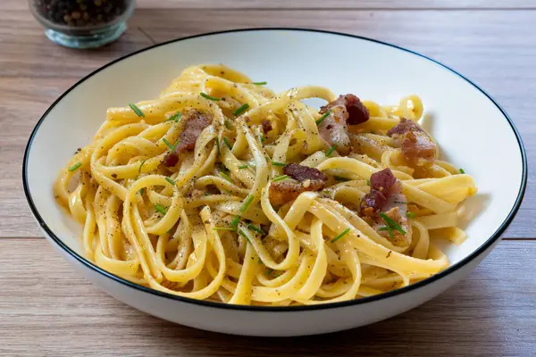 Parmesanlı ve biberli ev yapımı makarna.