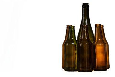 Bazı şişeler kopyalama alanı olan beyaz arkaplanda geri dönüştürülmeye hazır