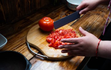 Şili Peber sosu hazırlama, domates doğrama