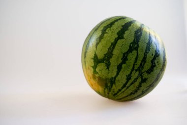 beyaz arkaplanda izole edilmiş yuvarlak karpuz