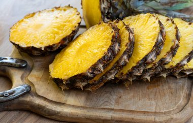 Yemek masasında ananas dilimleri