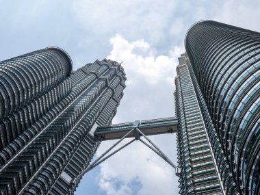Kuala Lumpur, Malezya 'daki ikonik Petronas Kuleleri' nin alçak açılı yakın plan görüntüsü.