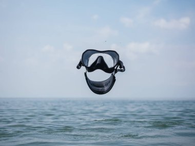 Bir şnorkelle yüzen maske su altında keşif ve maceranın heyecanını ve beklentisini sembolize eder.