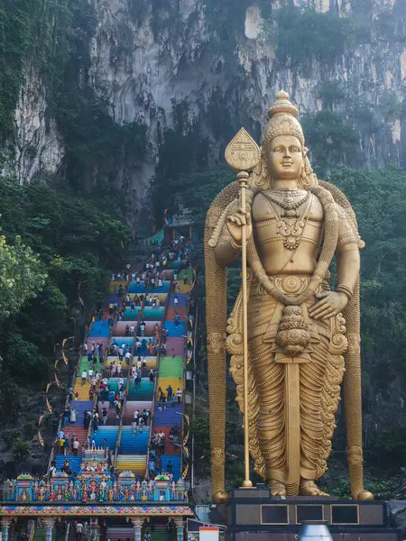 Stock image The majestic Lord Murugan statue stands tall before the vibrant, multi-colored steps leading into the Batu Caves, Malaysia, a revered site of cultural and spiritual pilgrimage