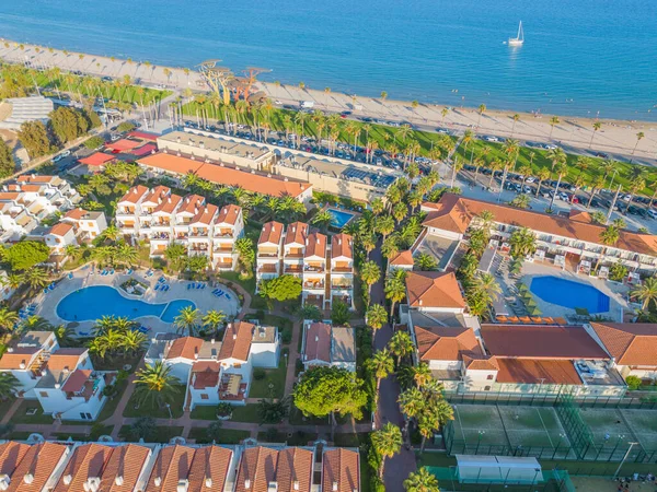 Havai fişek. Uçan İHA 'nın görüntüsü. La Pineda plajının panoramik manzarası. Bir kuşun gözünden. Salou ve Barselona şehirleri yakınlardadır.