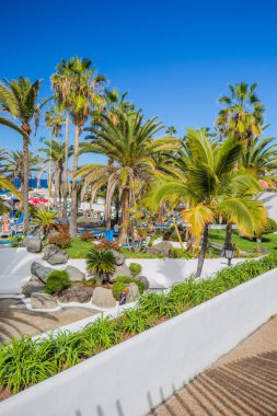 Tenerife, İspanya, 20 Aralık 2023, Lago Martianez plajı manzaralı. Puerto de la Cruz. Eğlence Parkı ve Martianez Gölü 'nde çok sayıda ada vardır. 