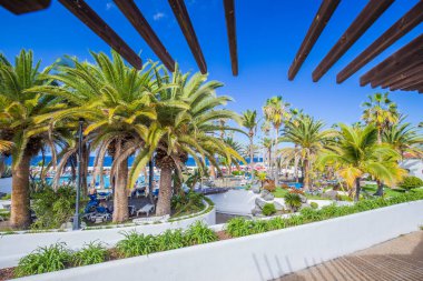 Tenerife, İspanya, 20 Aralık 2023, Lago Martianez plajı manzaralı. Puerto de la Cruz. Eğlence Parkı ve Martianez Gölü 'nde çok sayıda ada vardır. 