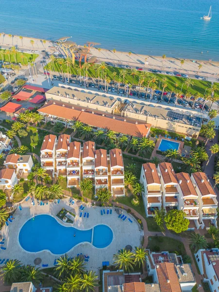 Havai fişek. Uçan İHA 'nın görüntüsü. La Pineda plajının panoramik manzarası. Bir kuşun gözünden. Salou ve Barselona şehirleri yakınlardadır.