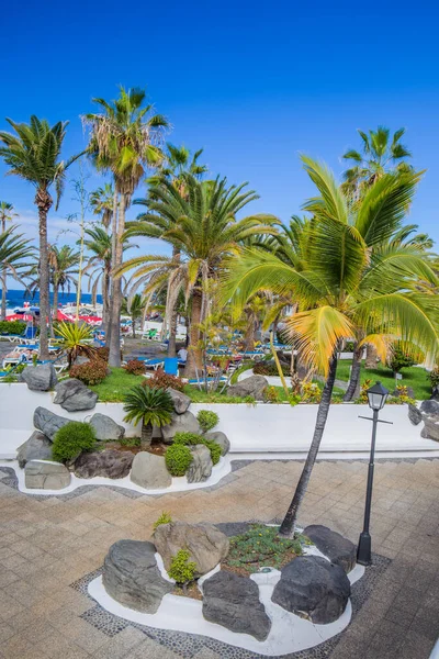 Tenerife, İspanya, 20 Aralık 2023, Lago Martianez plajı manzaralı. Puerto de la Cruz. Eğlence Parkı ve Martianez Gölü 'nde çok sayıda ada vardır. 