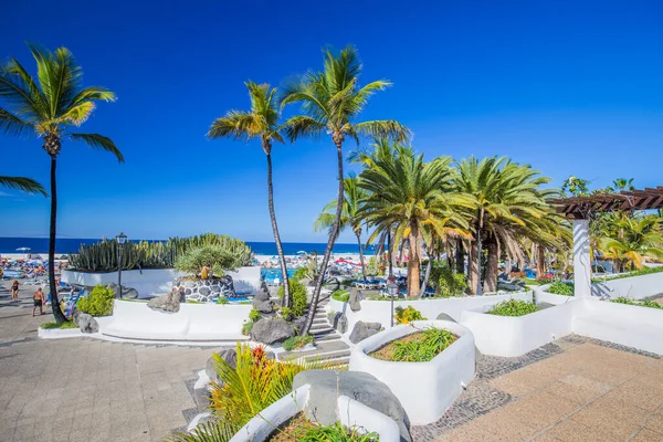 Tenerife, İspanya, 20 Aralık 2023, Lago Martianez plajı manzaralı. Puerto de la Cruz. Eğlence Parkı ve Martianez Gölü 'nde çok sayıda ada vardır. 