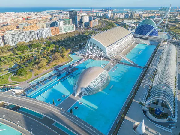 Valencia, İspanya - 21 Aralık 2023: Aero Fotoğrafçılık. Uçan bir dronun görüntüsü. Güzel şehrin panoramik manzarası. Bir kuşun gözünden..