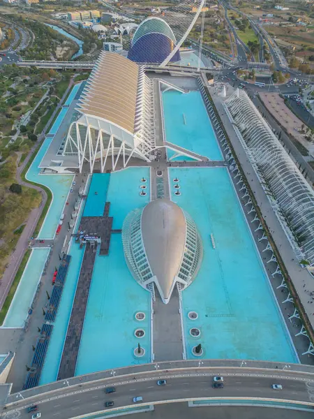 Valencia, İspanya - 21 Aralık 2023: Aero Fotoğrafçılık. Uçan bir dronun görüntüsü. Güzel şehrin panoramik manzarası. Bir kuşun gözünden..