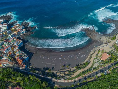 Uçan İHA 'dan görüntü. Eski Punta Brava kasabasının panoramik şehir manzarası, Puerto de la Cruz kasabası yakınlarında..