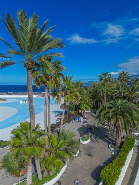 Uçan İHA 'dan görüntü. Eski Punta Brava kasabasının panoramik şehir manzarası, Puerto de la Cruz kasabası yakınlarında..