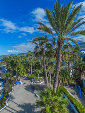 Uçan İHA 'dan görüntü. Eski Punta Brava kasabasının panoramik şehir manzarası, Puerto de la Cruz kasabası yakınlarında..