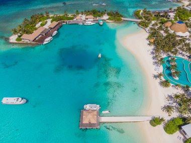 Lüks kumsalın uçan bir dronundan, mercan resifli denizin güzelliğinin arka planına bakın..