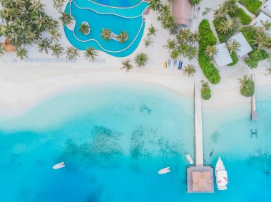 Lüks kumsalın uçan bir dronundan, mercan resifli denizin güzelliğinin arka planına bakın..