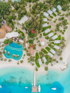 Lüks kumsalın uçan bir dronundan, mercan resifli denizin güzelliğinin arka planına bakın..