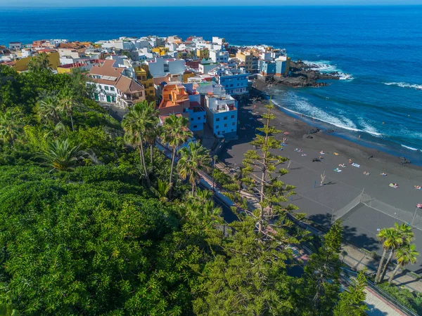 Uçan İHA 'dan görüntü. Eski Punta Brava kasabasının panoramik şehir manzarası, Puerto de la Cruz kasabası yakınlarında..