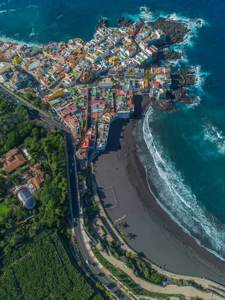 Uçan İHA 'dan görüntü. Eski Punta Brava kasabasının panoramik şehir manzarası, Puerto de la Cruz kasabası yakınlarında..