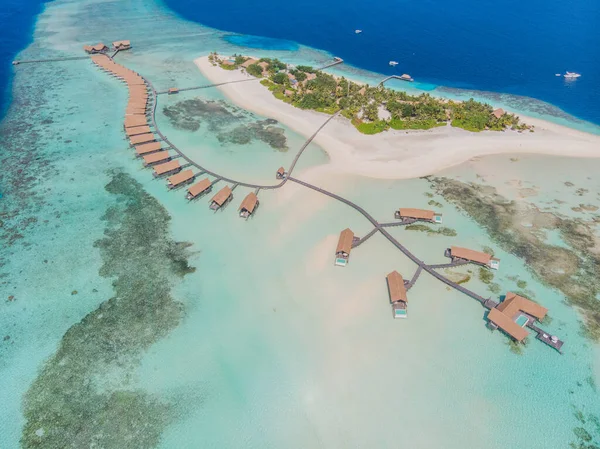 Lüks kumsalın uçan bir dronundan, mercan resifli denizin güzelliğinin arka planına bakın..