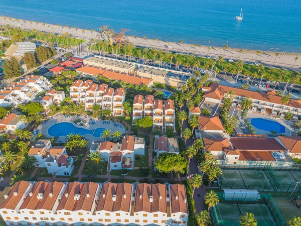 Havai fişek. Uçan İHA 'nın görüntüsü. La Pineda plajının panoramik manzarası. Bir kuşun gözünden. Salou ve Barselona şehirleri yakınlardadır..