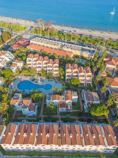 Havai fişek. Uçan İHA 'nın görüntüsü. La Pineda plajının panoramik manzarası. Bir kuşun gözünden. Salou ve Barselona şehirleri yakınlardadır..