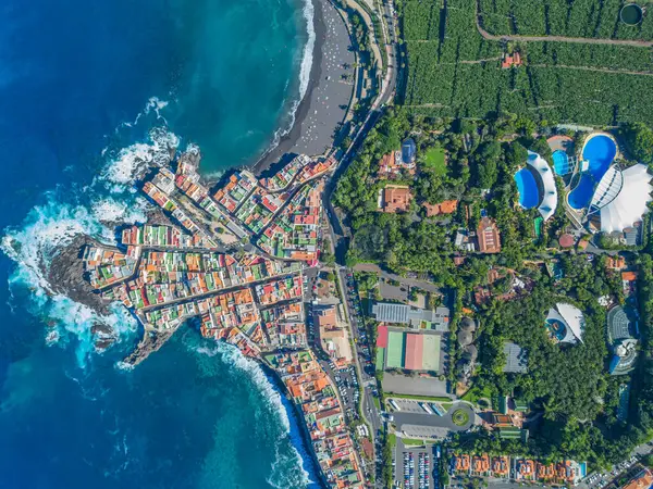 Uçan İHA 'dan görüntü. Eski Punta Brava kasabasının panoramik şehir manzarası, Puerto de la Cruz kasabası yakınlarında..