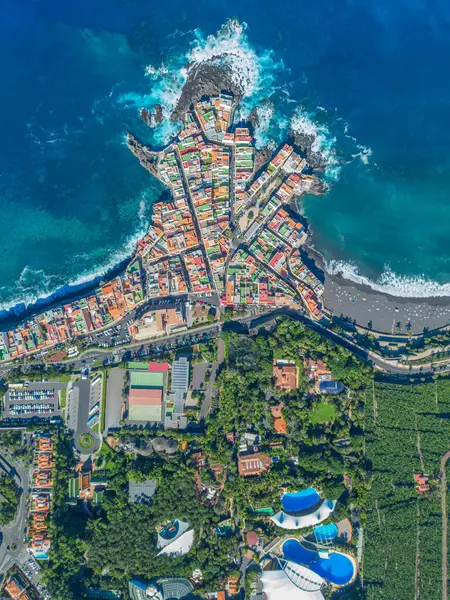 Uçan İHA 'dan görüntü. Eski Punta Brava kasabasının panoramik şehir manzarası, Puerto de la Cruz kasabası yakınlarında..