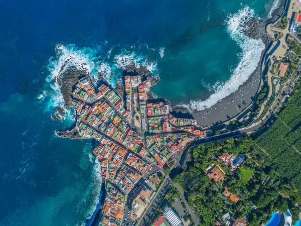 Uçan İHA 'dan görüntü. Eski Punta Brava kasabasının panoramik şehir manzarası, Puerto de la Cruz kasabası yakınlarında..